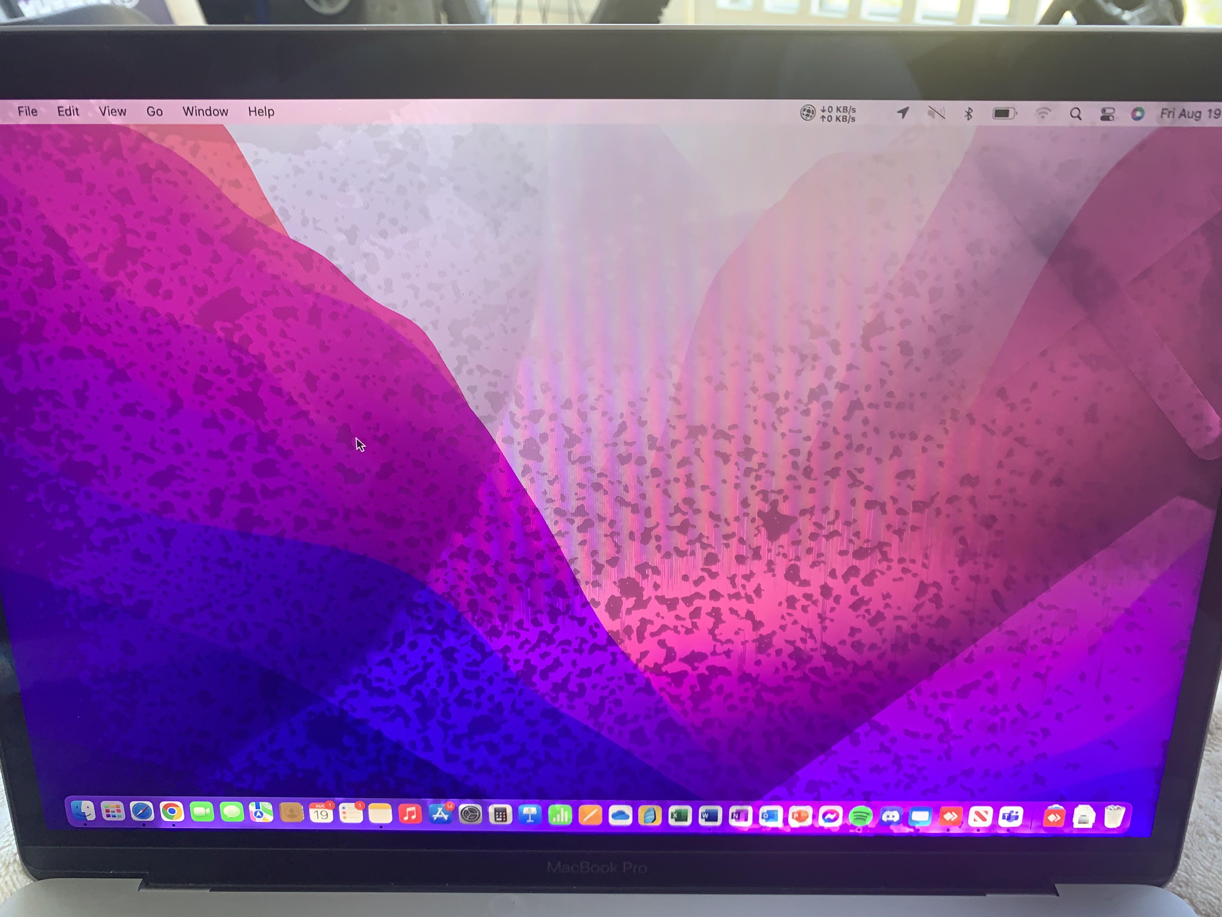 Macbook bị nước vào màn