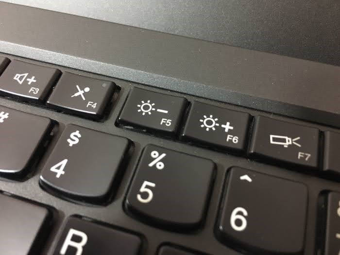 Màn hình laptop bị tối mờ