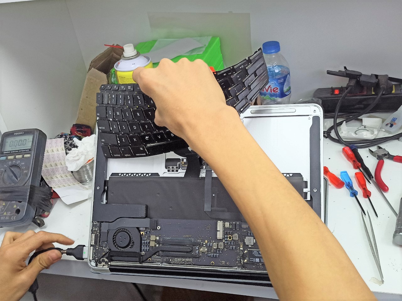 Thay bàn phím Macbook Pro