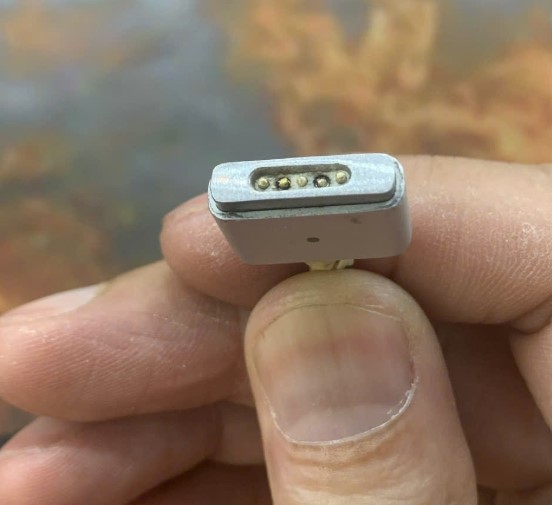 thay dây sạc macbook