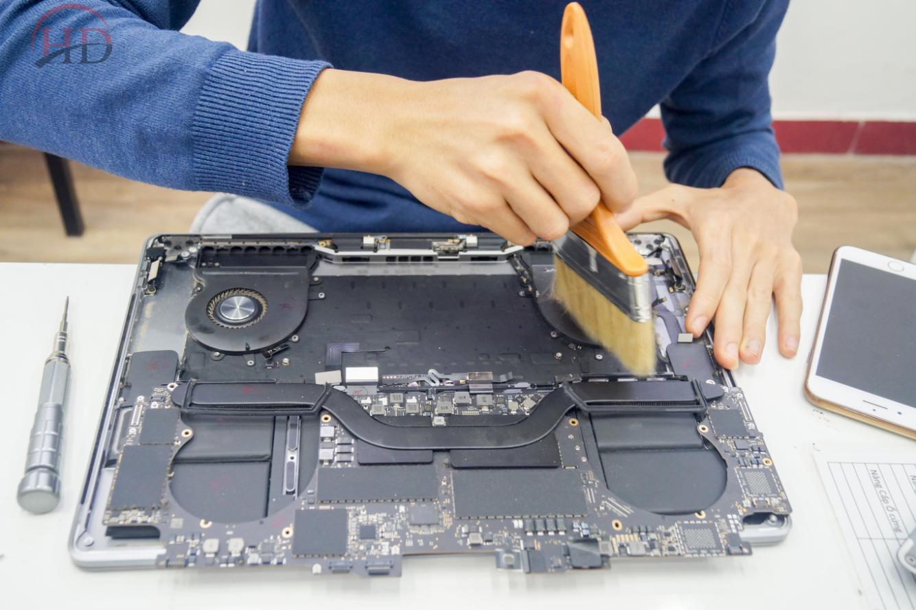 Vệ sinh bàn phím Macbook Pro